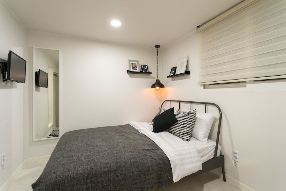 Neat House Deluxe Double Room (Foreigner Only) 5