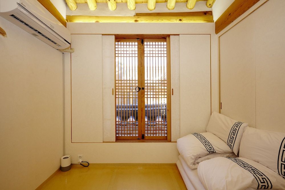 Hanok 24 Guesthouse Gyeongbokgung Traditional House 8