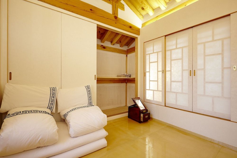 Hanok 24 Guesthouse Gyeongbokgung Traditional House 9
