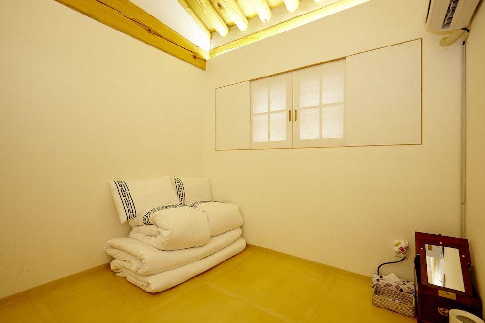 Hanok 24 Guesthouse Gyeongbokgung Traditional House 11