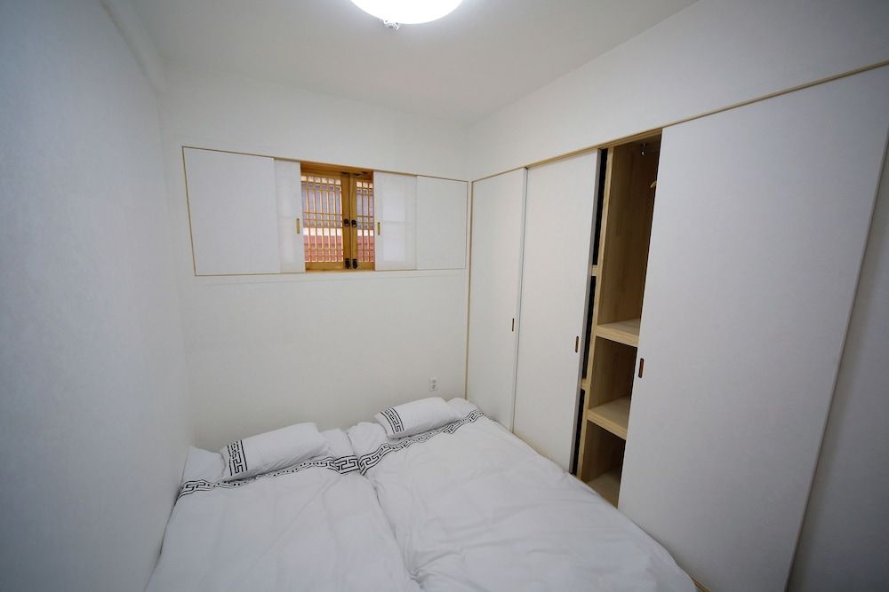 Hanok 24 Guesthouse Gyeongbokgung Traditional House 4