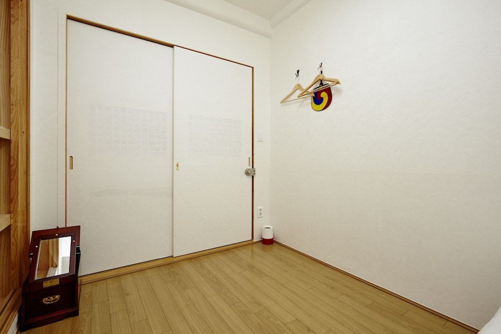 Hanok 24 Guesthouse Gyeongbokgung Traditional House 10