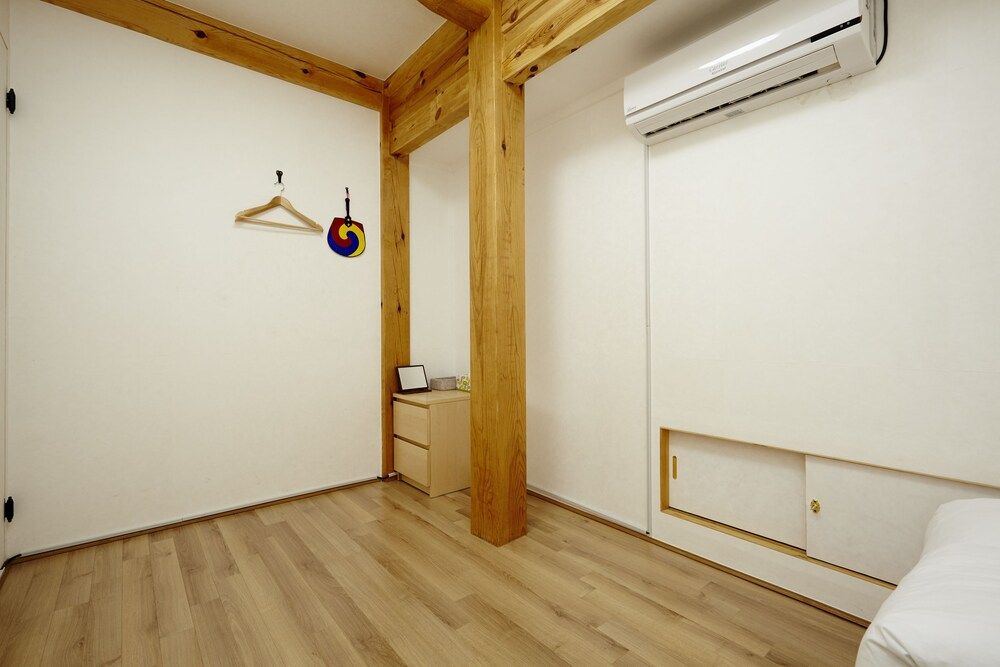 Hanok 24 Guesthouse Gyeongbokgung Traditional House (2) 6