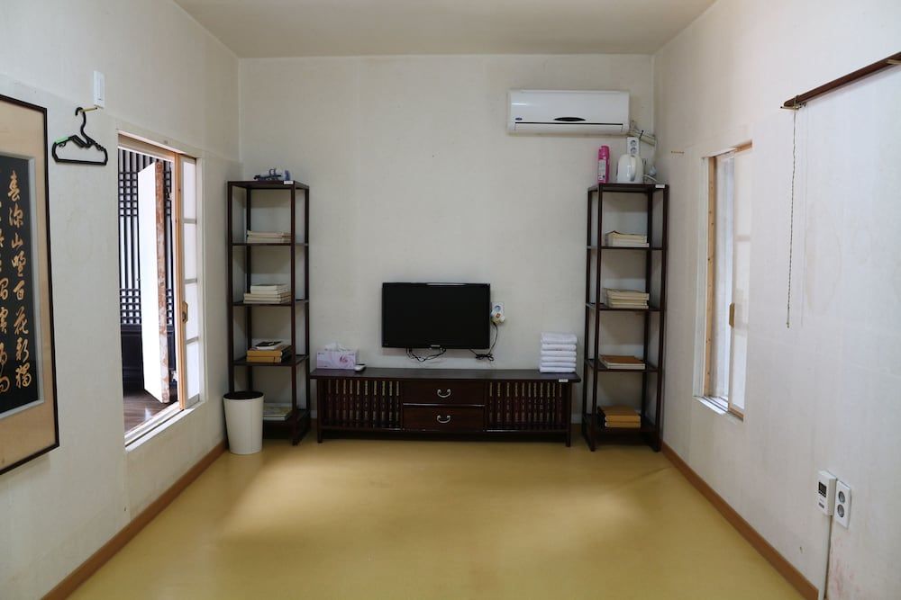 Chiam Gotaek Traditional Room (Joongbang) 3