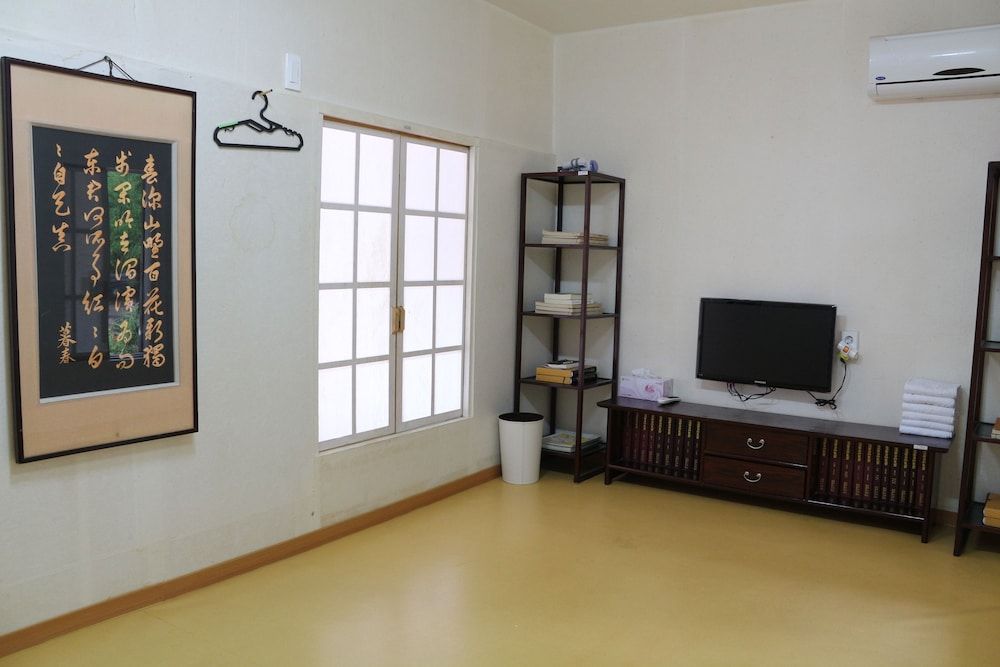 Chiam Gotaek Traditional Room (Joongbang) 4