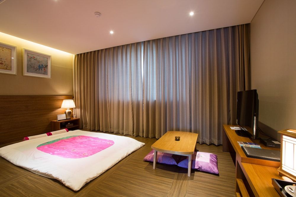 Dong Gyeong Hotel Room (Ondol) 2
