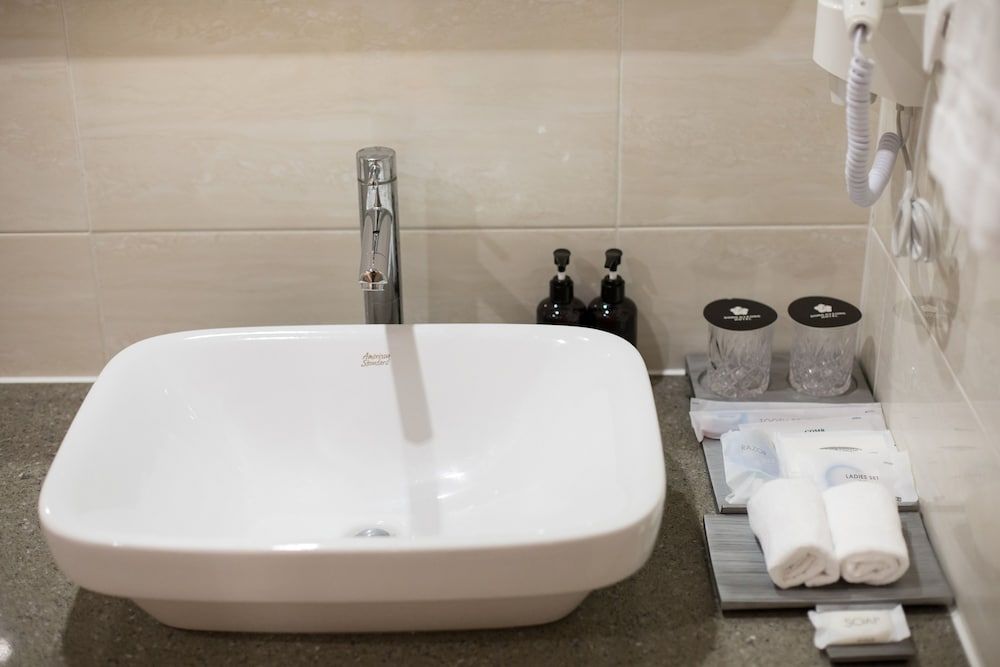 Dong Gyeong Hotel Deluxe Triple Room 17