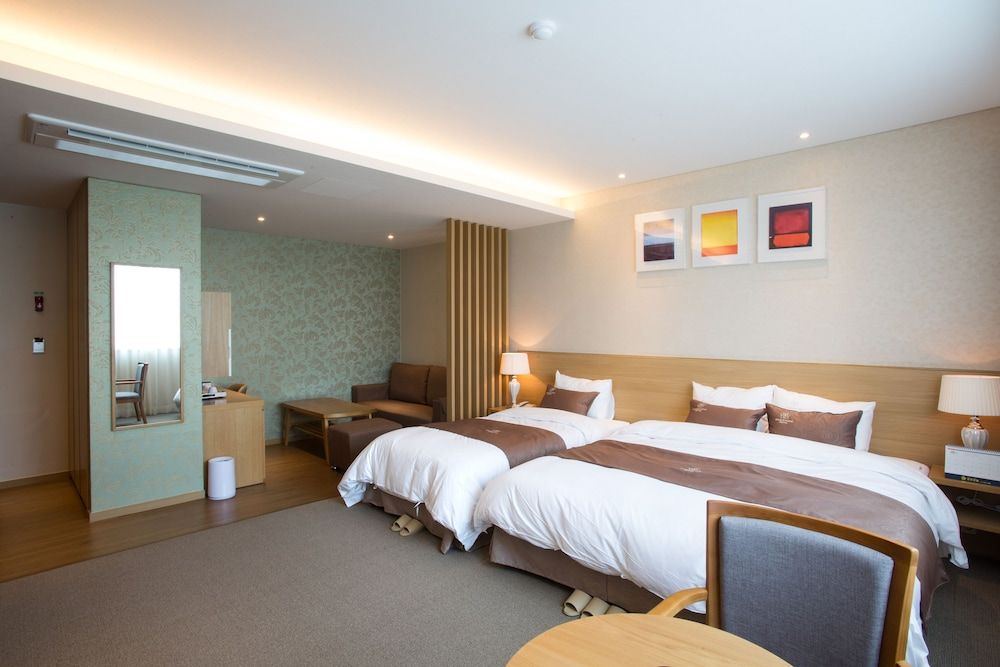 Dong Gyeong Hotel Deluxe Triple Room 7