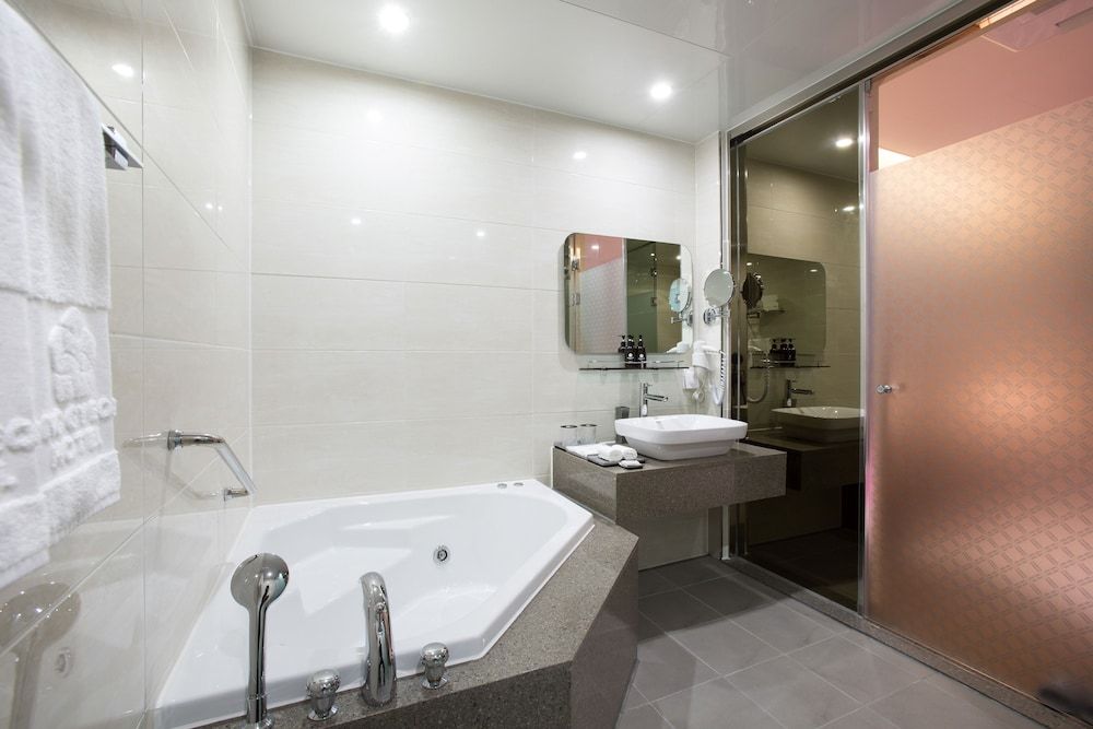 Dong Gyeong Hotel Room (Ondol) 3