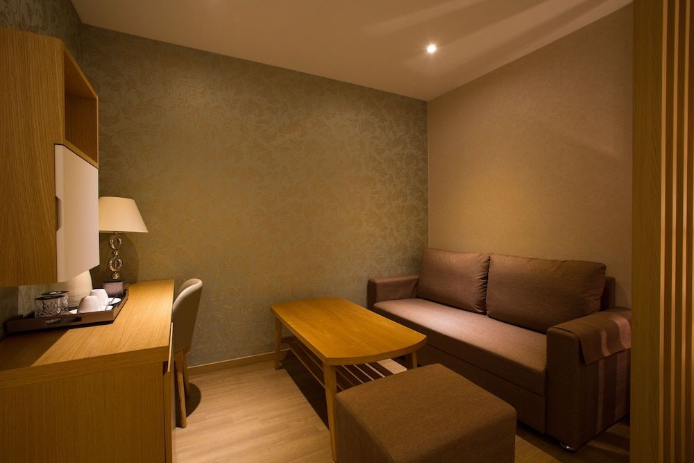 Dong Gyeong Hotel Deluxe Triple Room 24