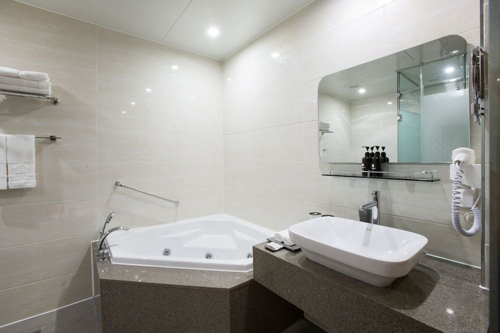 Dong Gyeong Hotel Room (Ondol) 5