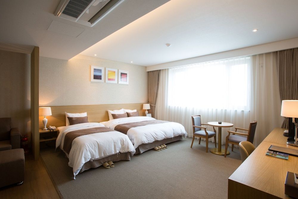 Dong Gyeong Hotel Deluxe Triple Room 3