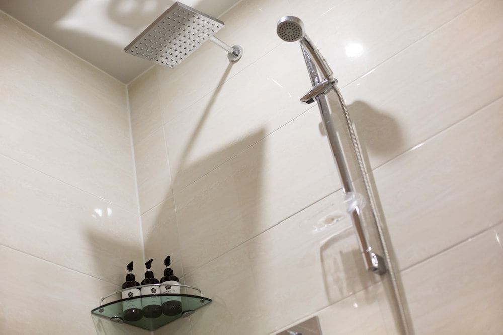 Dong Gyeong Hotel Deluxe Triple Room 18