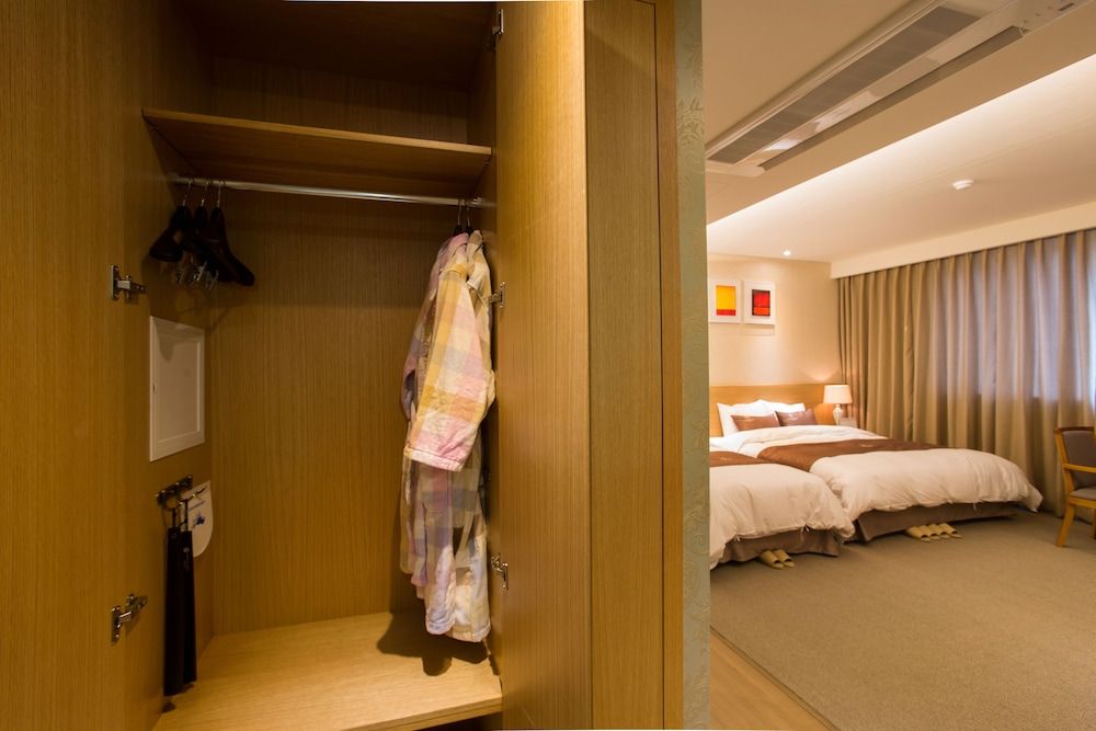 Dong Gyeong Hotel Deluxe Triple Room 22