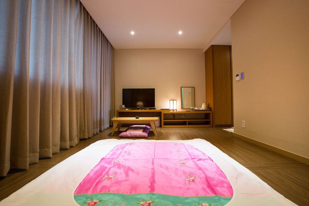 Dong Gyeong Hotel Room (Ondol)