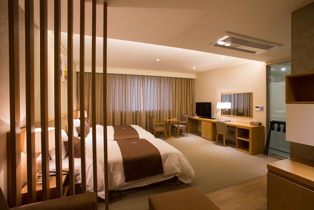 Dong Gyeong Hotel Deluxe Triple Room 6