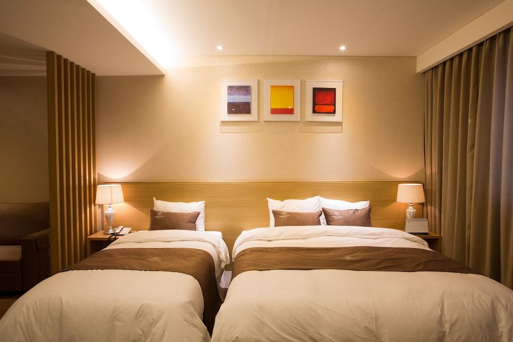 Dong Gyeong Hotel Deluxe Triple Room 8