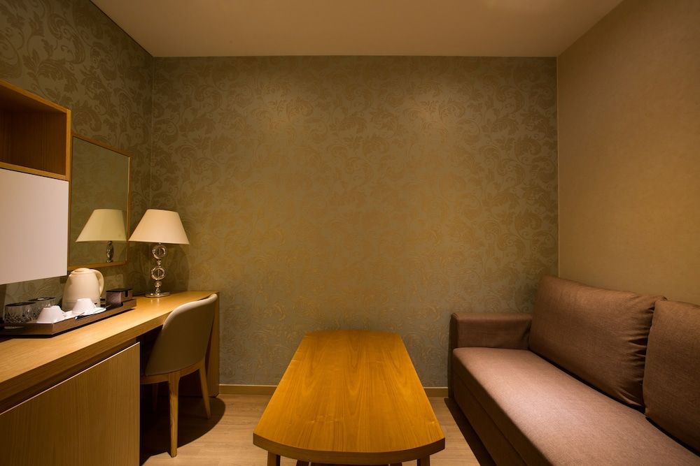 Dong Gyeong Hotel Deluxe Triple Room 23