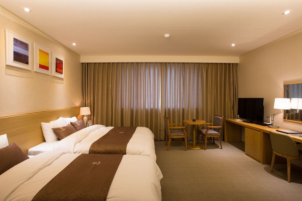 Dong Gyeong Hotel Deluxe Triple Room 4