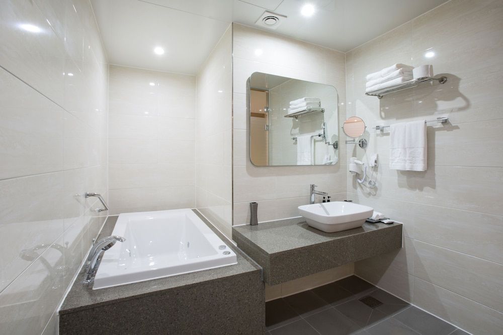 Dong Gyeong Hotel Deluxe Triple Room 16