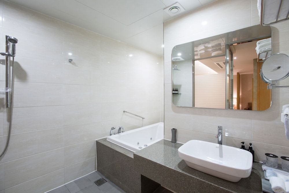 Dong Gyeong Hotel Deluxe Triple Room 13