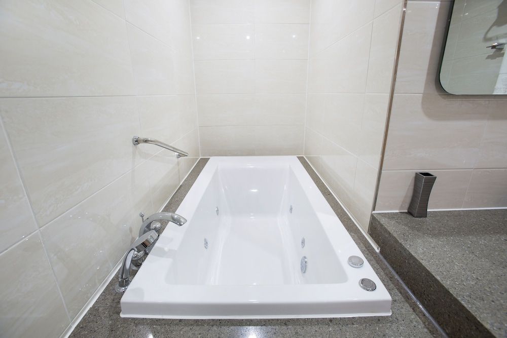 Dong Gyeong Hotel Deluxe Triple Room 21