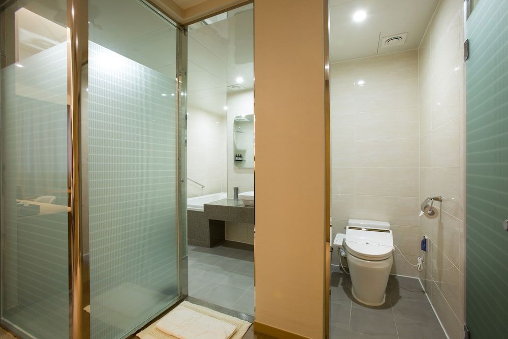 Dong Gyeong Hotel Deluxe Triple Room 14