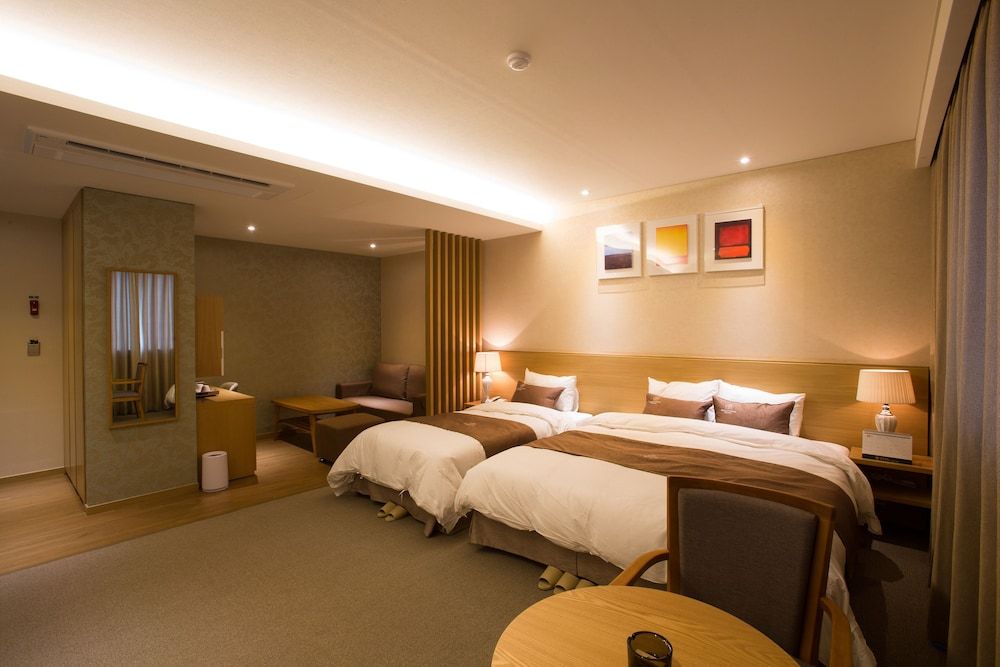 Dong Gyeong Hotel Deluxe Triple Room 10