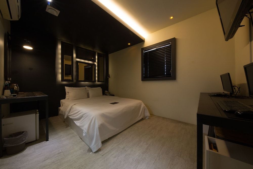 undefined Achasan Station Wall Hotel 4