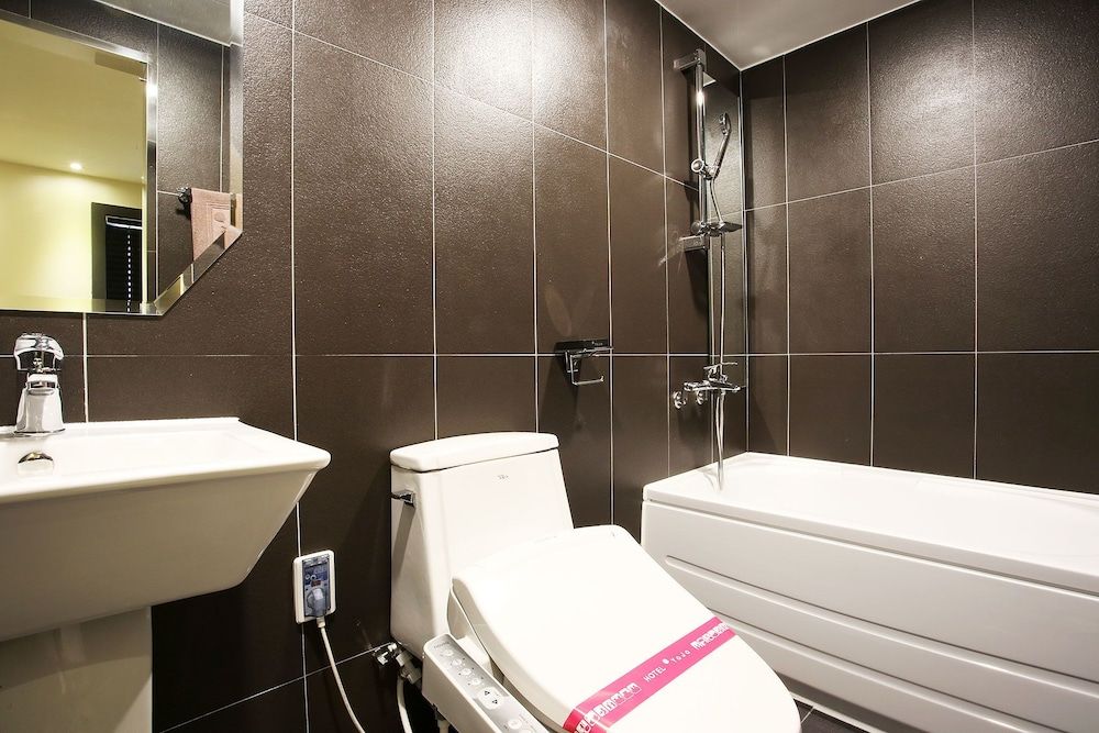 Achasan Station Wall Hotel Premium Room 8