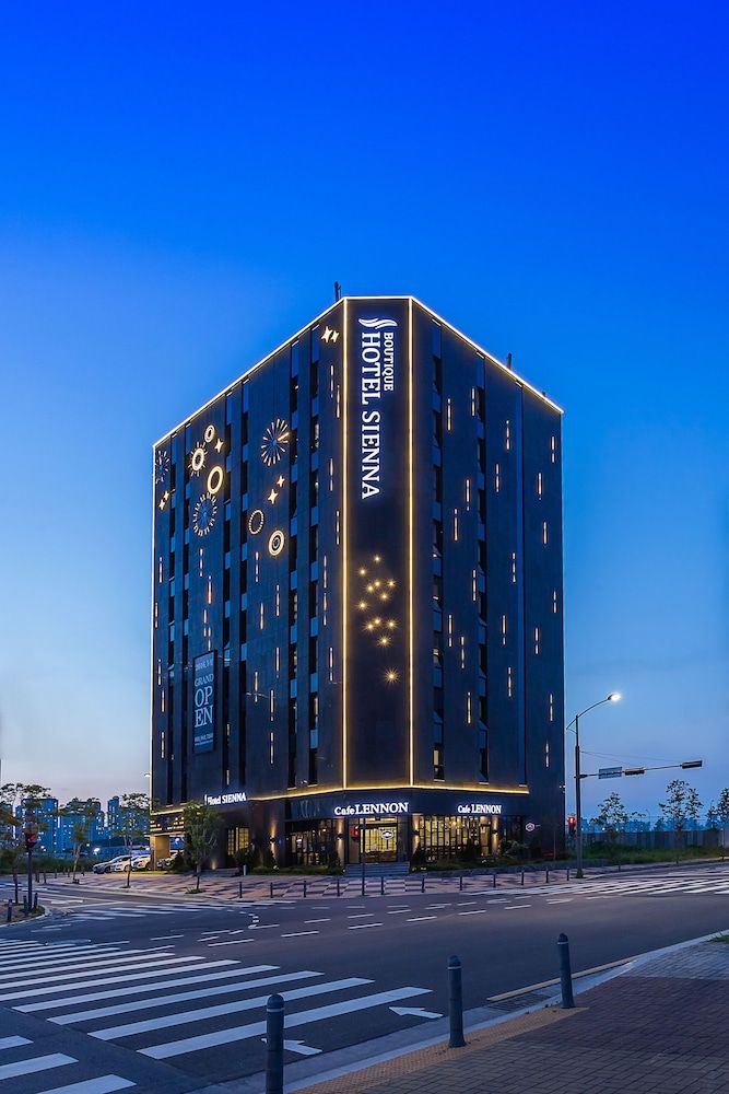 Front of property - evening/night