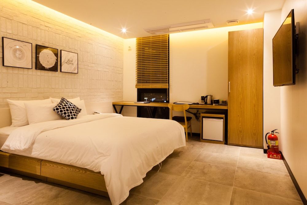 Hotel Sienna Superior Double Room 4