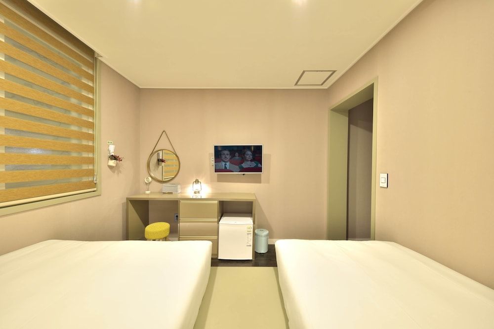 WITH U Hotel & Guesthouse Standard Triple Room, City View 5