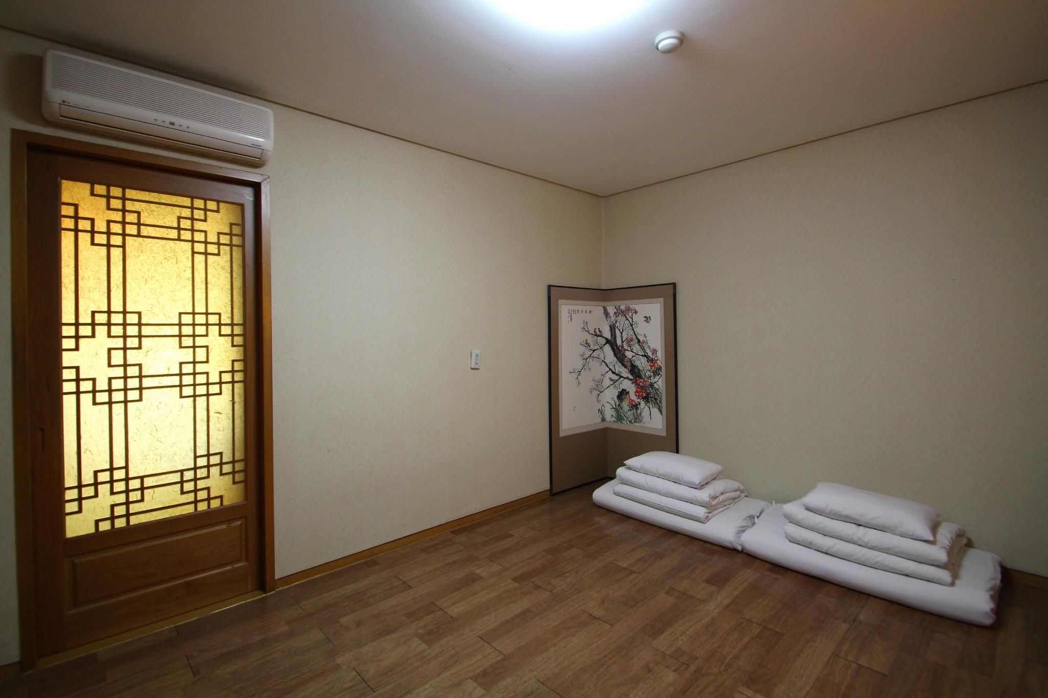 Daedong Hotel Korean Traditional Ondol Room