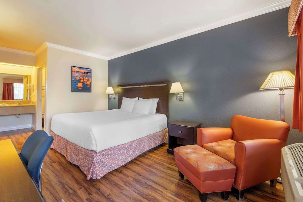 Standard Room, 1 King Bed, Non Smoking, Refrigerator & Microwave