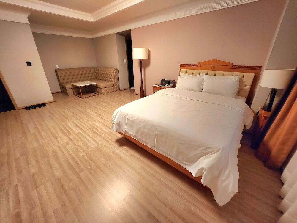 Empire Tourist Hotel Deluxe Room