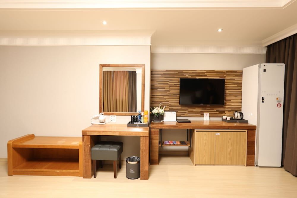 Empire Tourist Hotel Deluxe Room 3