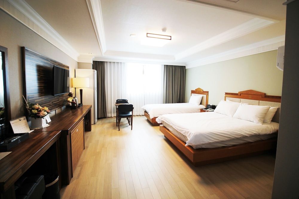 Empire Tourist Hotel Twin Room 3