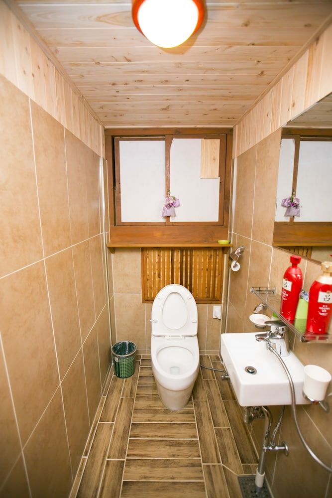 Bukchonmaru Hanok Guesthouse Traditional Double Room with Shared Bathroom 8