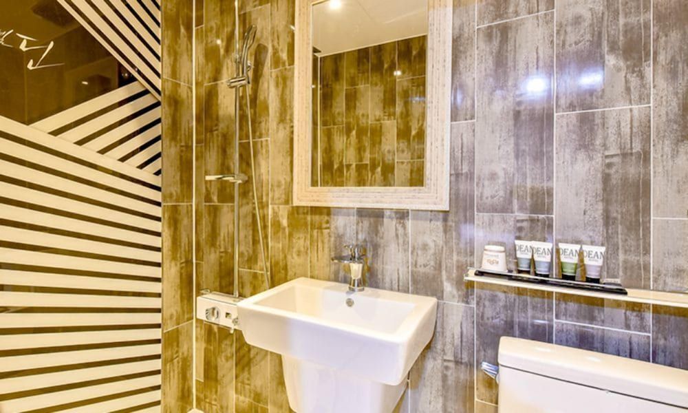 Hotel Dean Deluxe Twin Room 4