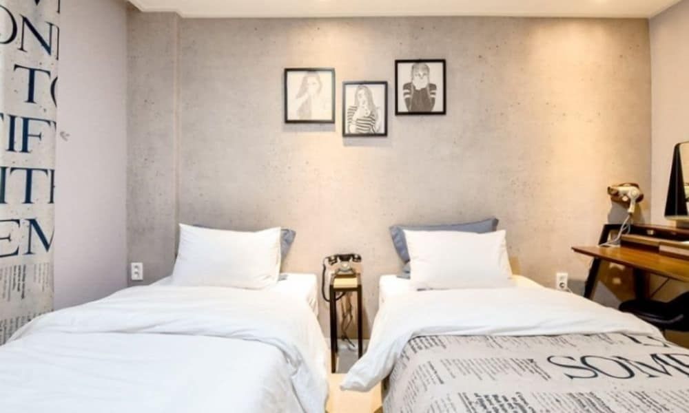 Hotel Dean Deluxe Twin Room 2