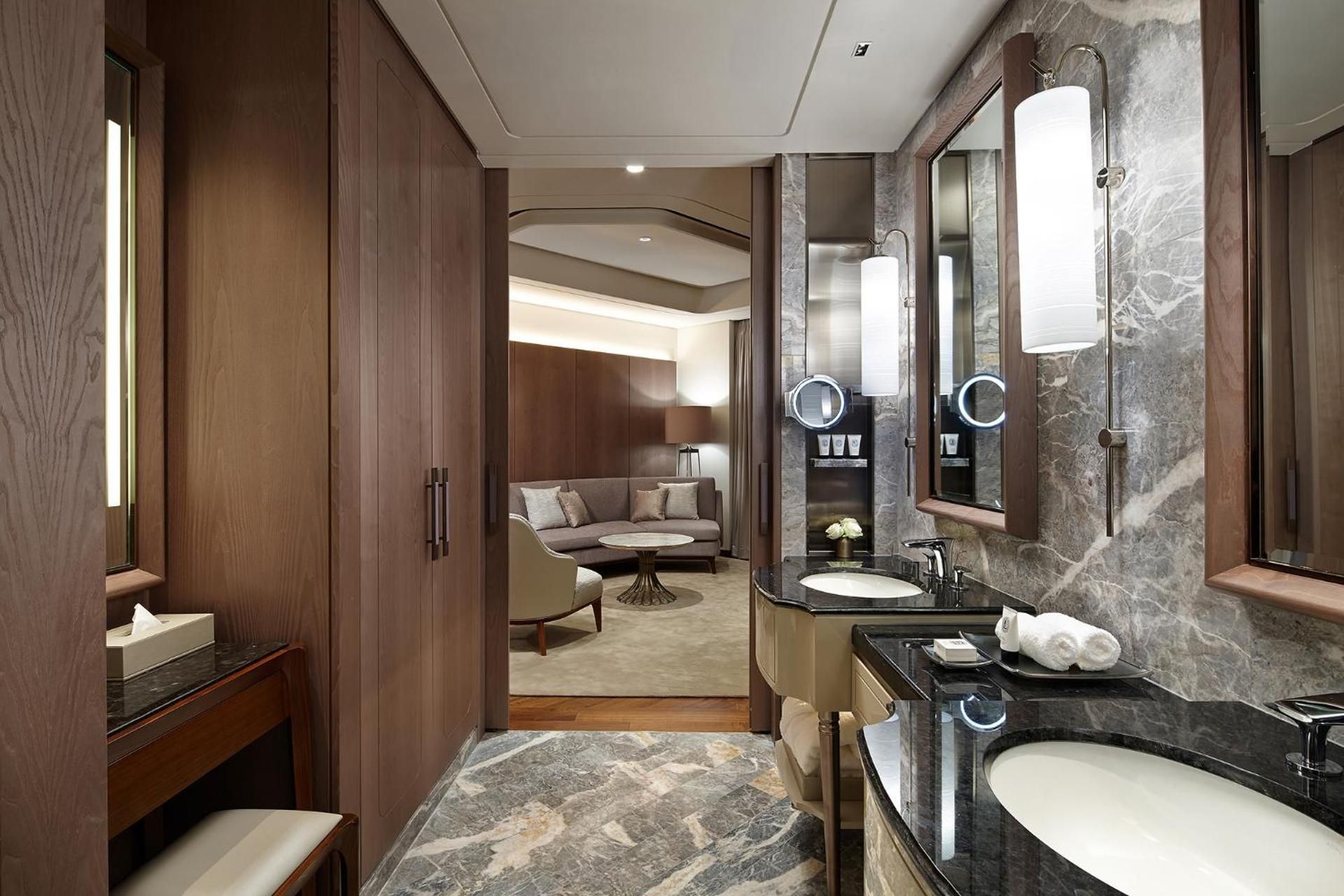 Deluxe Suite Double River View