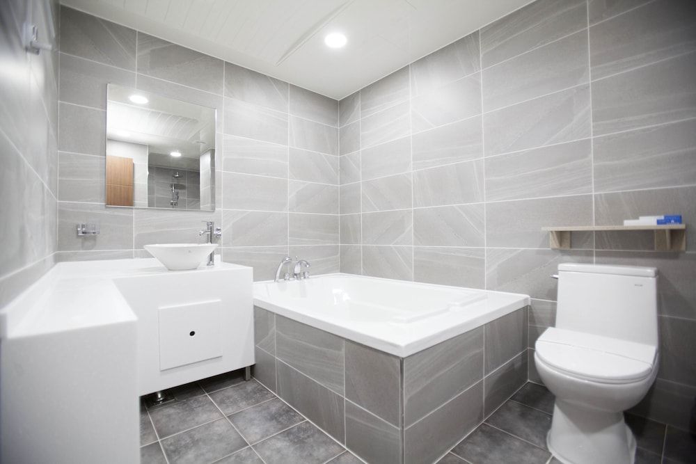 i-CHECK Hotel Deluxe Studio Suite, 1 King Bed, Non Smoking 5