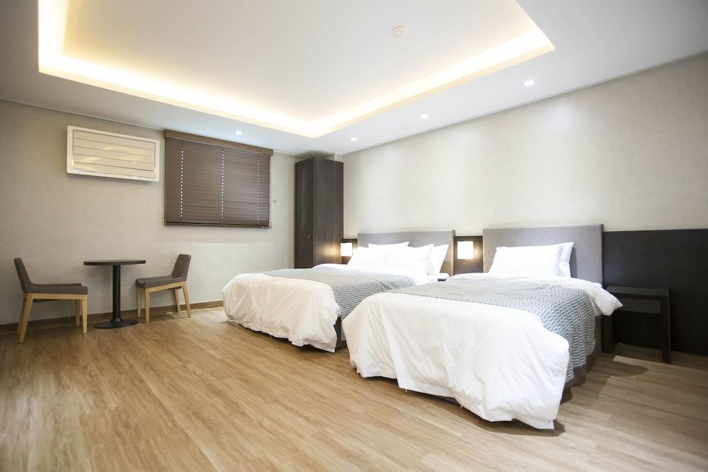 i-CHECK Hotel Deluxe Twin Room (VIP)