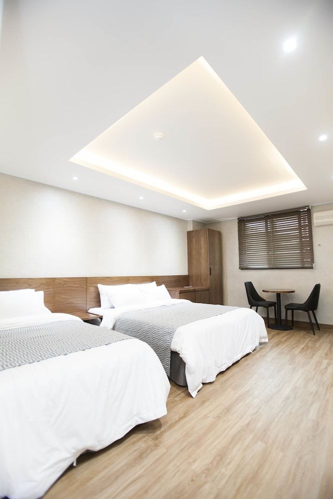 i-CHECK Hotel Deluxe Twin Room 5