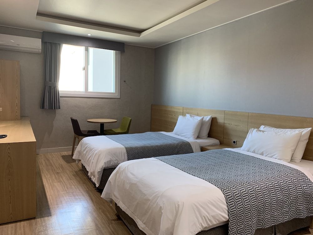 i-CHECK Hotel Deluxe Twin Room 9