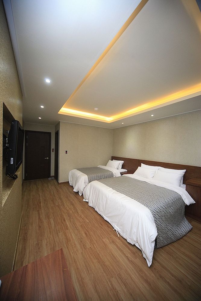 i-CHECK Hotel Deluxe Twin Room 3