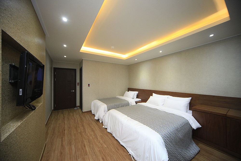 i-CHECK Hotel Deluxe Twin Room 2