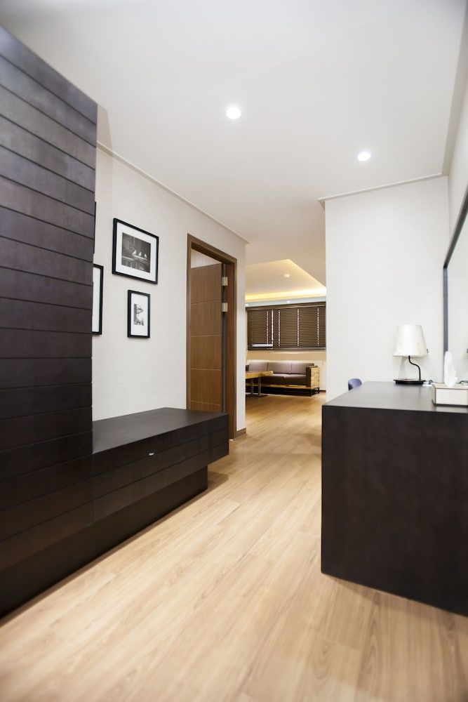 i-CHECK Hotel Deluxe Studio Suite, 1 King Bed, Non Smoking 6