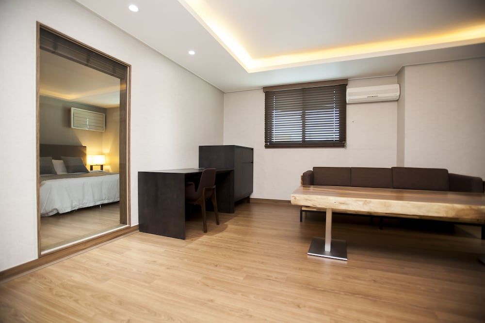 i-CHECK Hotel Deluxe Studio Suite, 1 King Bed, Non Smoking 8